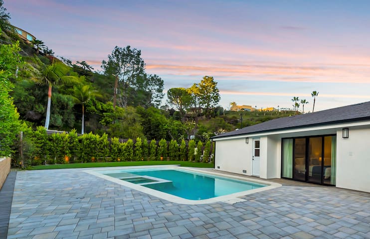 Luxury King Bed W/ Pool, Spa & Spectacular View !