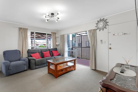 Homespun Unit with deck, air-con and parking