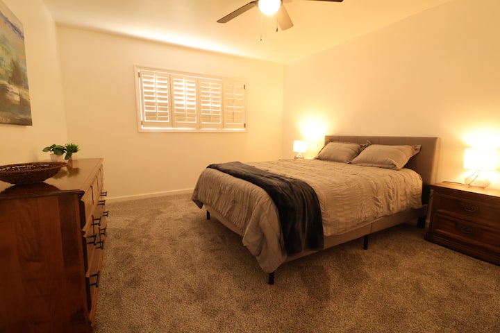 Dormitorio 3 con cama tamaño queen.