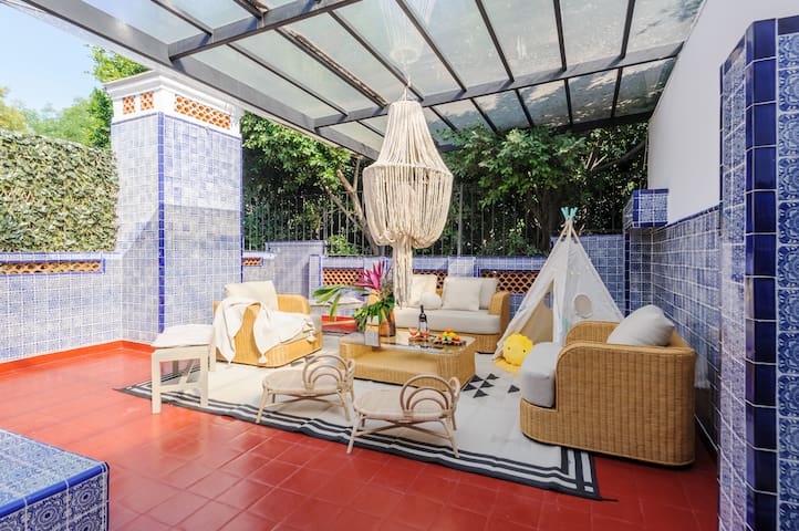 Majestic house two blocks from Parque España