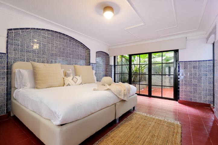 Majestic house two blocks from Parque España gallery image 5