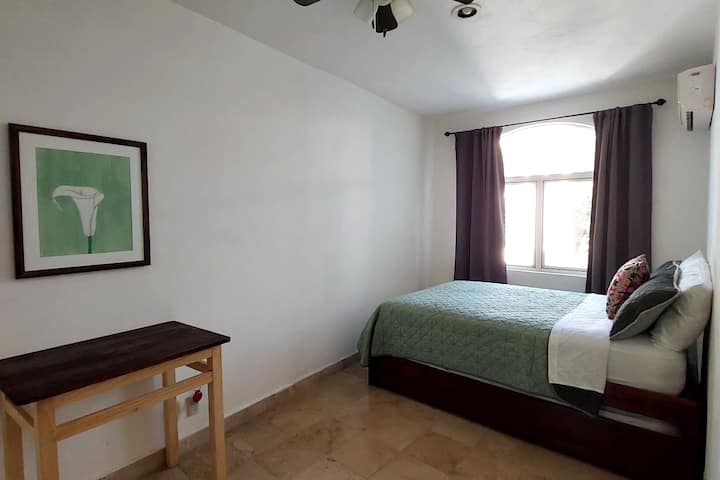 Спалня 2 с двойно легло и две единични легла.