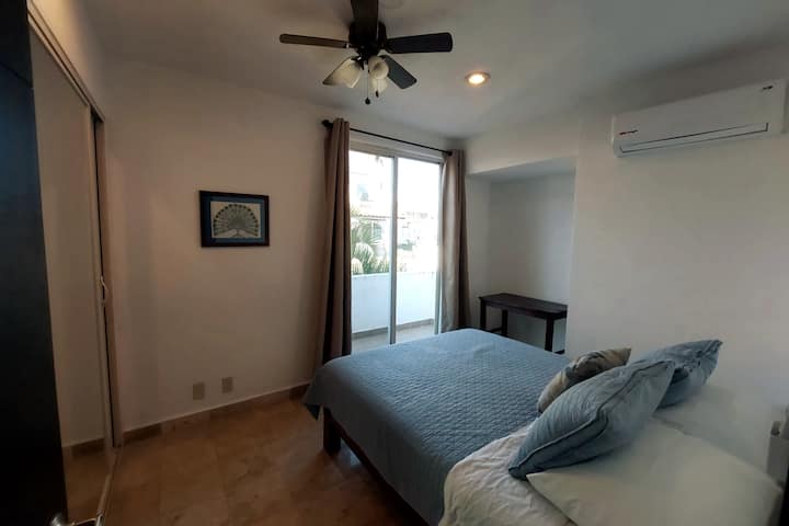 Спалня 1 с двойно легло и балкон.