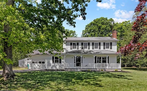 Country retreat farmhouse close to DC/DMV