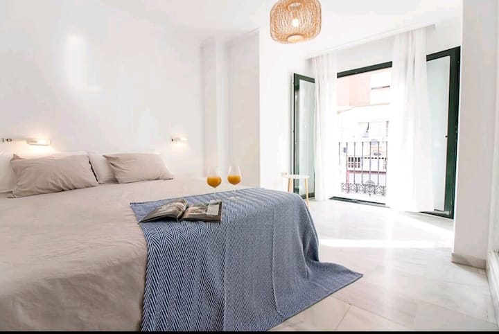 Velika spavaća soba s bračnim krevetom na drugom katu