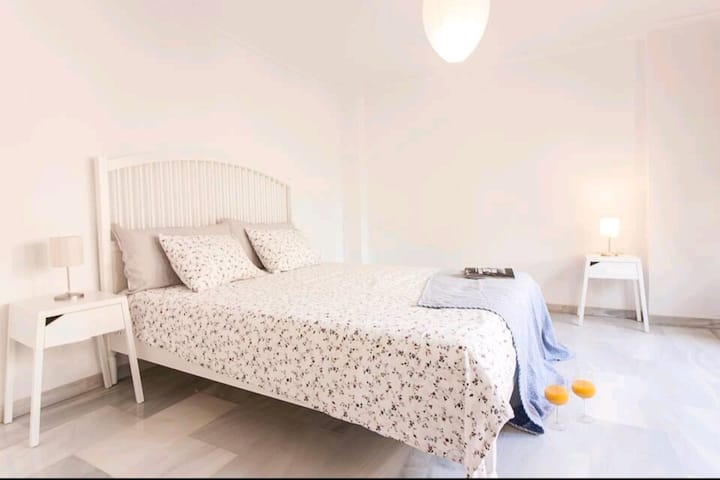 Velika spavaća soba 4 na trećem katu s terasom na krovu