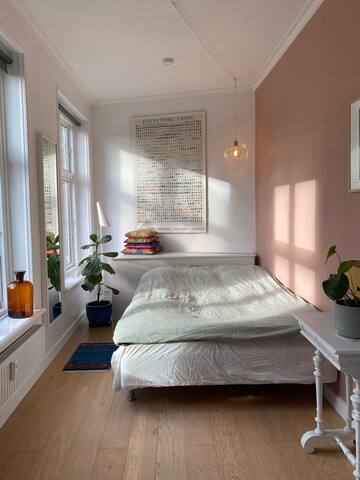 Central og hjemlig lejlighed gallery image 2