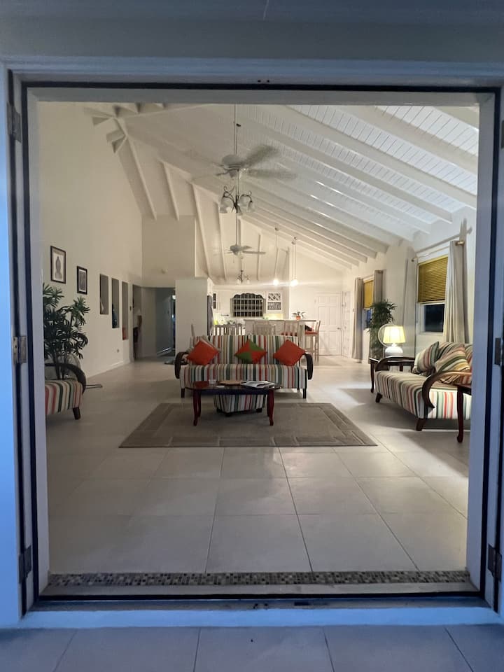 Spacious & Short Walk To Beach - Barbados