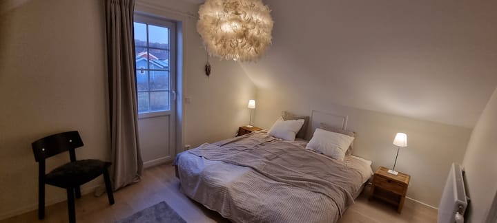 Spavaća soba s bračnim krevetom.