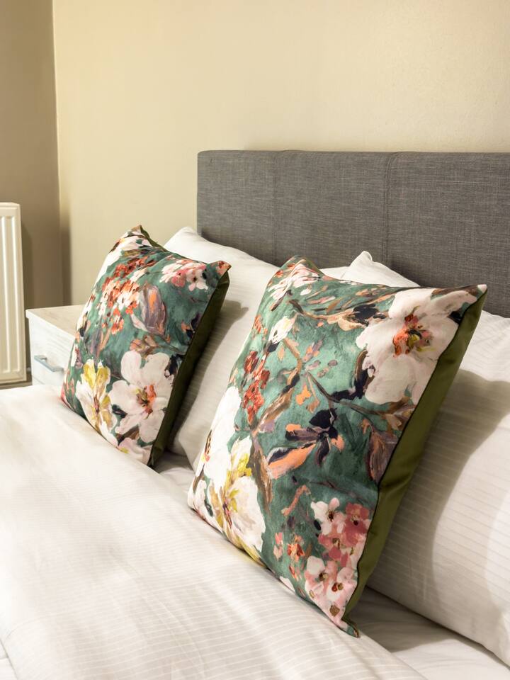 Rilassati in questa incantevole camera da letto con un comodo letto matrimoniale, un'ampia finestra che si affaccia all'aperto, pareti decorative e un ampio guardaroba