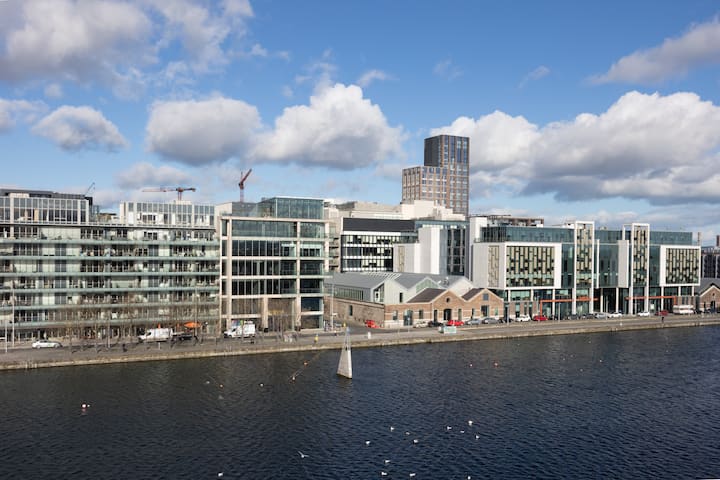 Apartment W/canal Views & Balcony -4min To Station - Dublin