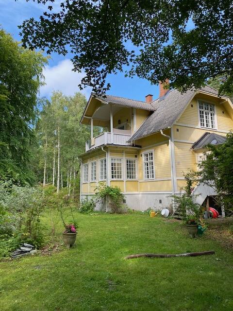Sekelskifteshus vid sandstrand.