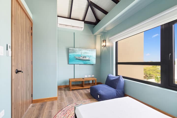 Dormitorio 3 | Bienvenido a la acogedora comodidad del tercer dormitorio de Porta Al Sole, donde la versatilidad se encuentra con la relajación. Con un sofá cama doble y un televisor, este acogedor espacio ofrece flexibilidad para los huéspedes u opciones de descanso adicionales.