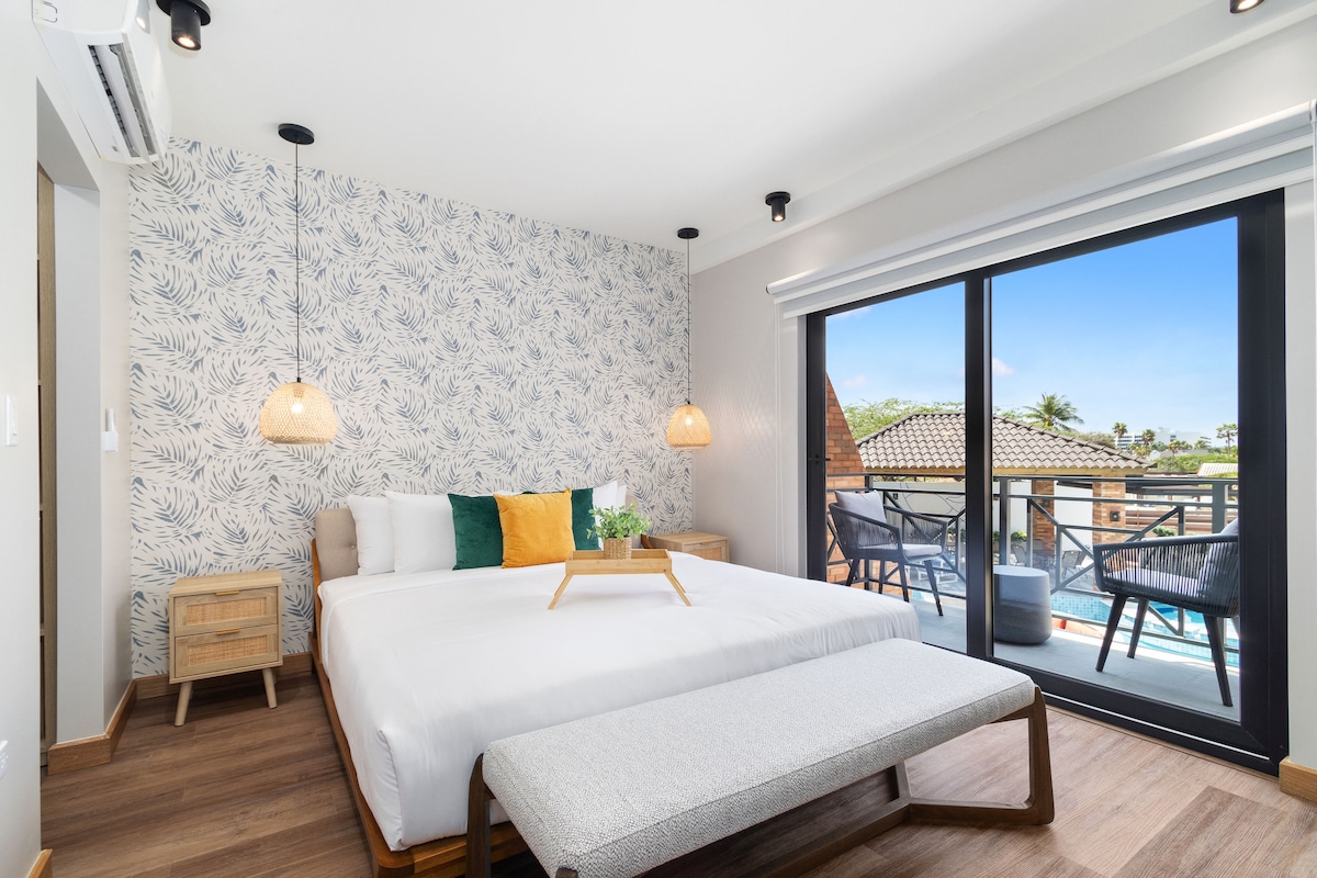 استرخ واسترخ في الراحة الفاخرة لغرفة النوم الرئيسية في بورتا آل سولي، التي تحتوي على سرير كبير الحجم وشرفة خاصة وتلفزيون للترفيه. مع الأثاث الأنيق والمساحة الواسعة، هذا الملاذ الهادئ هو ملاذك.