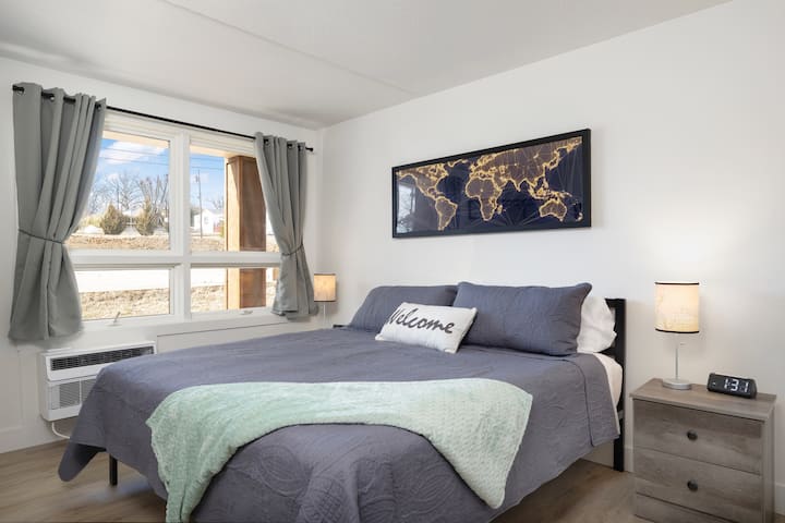 Mwangaza wa asili hufurika King Suites. Pia tumetoa mapazia ya kuzima katika kila chumba.