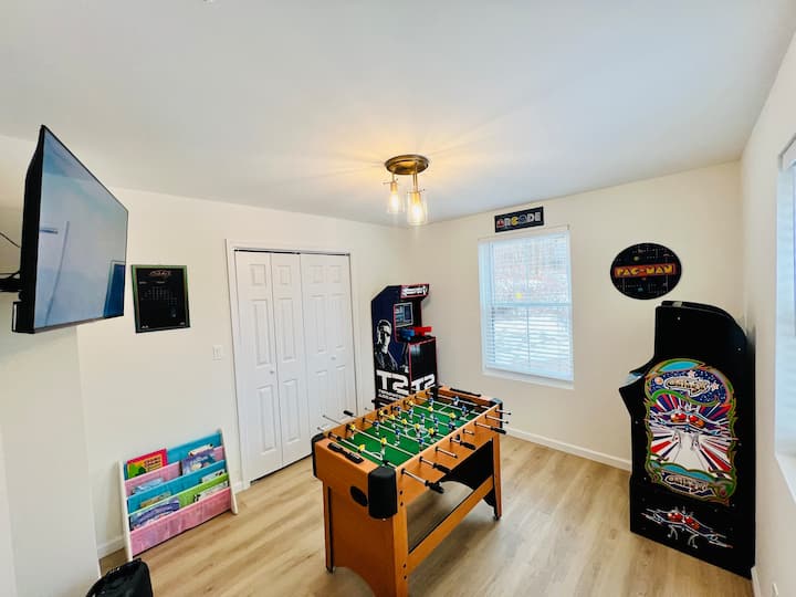 Luxury by Lake Wallenpaupack w/ Hot Tub, Game Room - Houses for