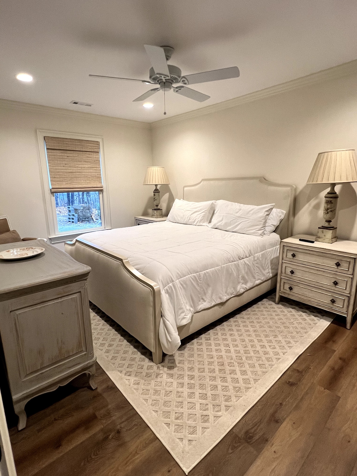 Chumba cha kulala kilicho na kitanda aina ya King