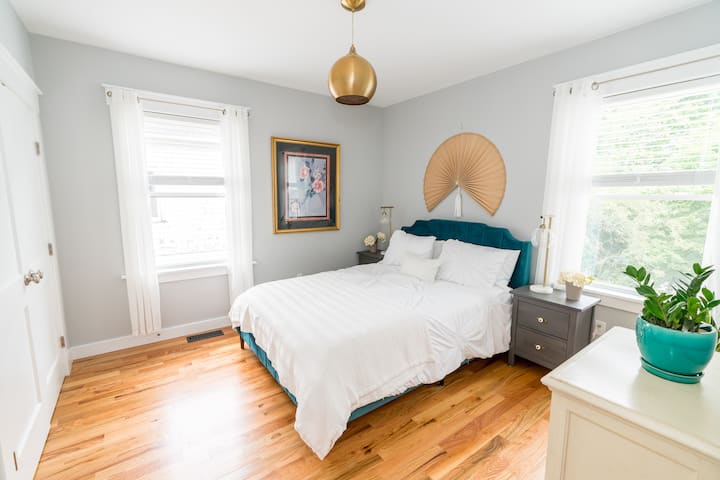 Спална соба 3  со брачен кревет (широк 180-220 см 