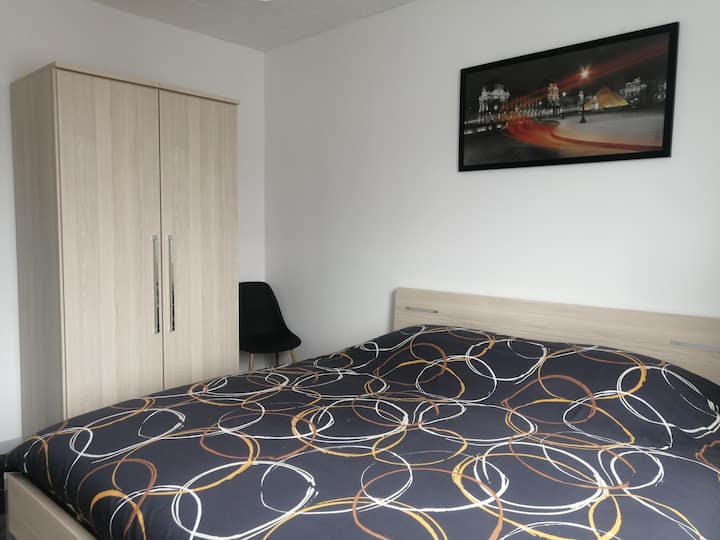 Საძინებელი ორადგილიანი საწოლით 180 × 200 ინდივიდუალური მატრასებით 90 X 200, რეგულირებადი ყუთის ზამბარები (თავი და ფეხი), გარდერობი გარდერობით, ორი საწოლისპირა მაგიდა და ორი სკამი,
(მოგვაწოდეთ ზეწარი და ყურის გადასაფარებლები).  