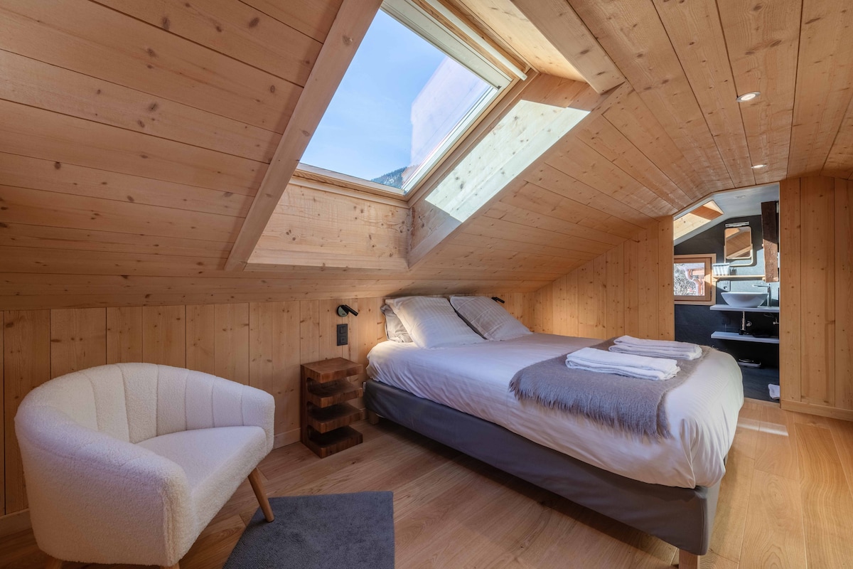 Bedroom equipped with a queen size bed (160x200cm) and an en-suite bathroom