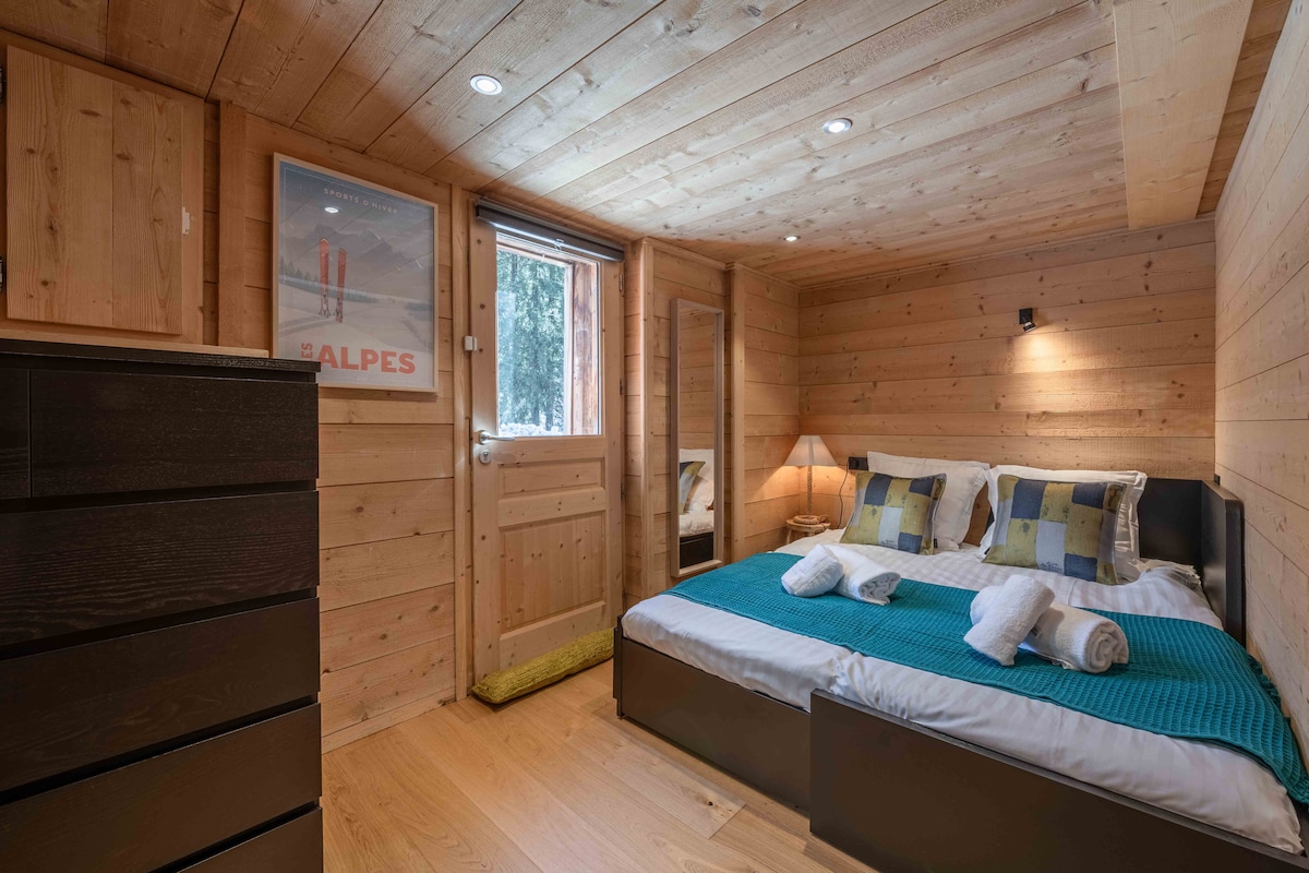 Bedroom equipped with a drawer bed 80x200cm convertible into a double bed 160x200cm on request (see photo)