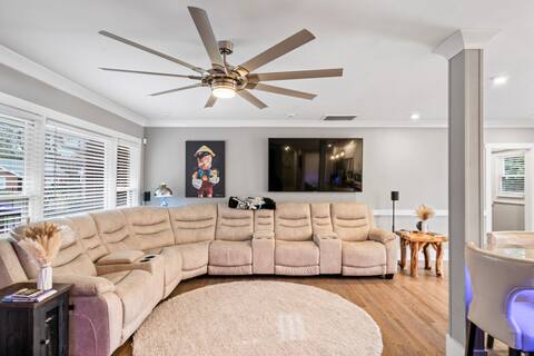 Successful Airbnb property: Midwood Manor|Hot Tub in Eastway / Sheffield Park