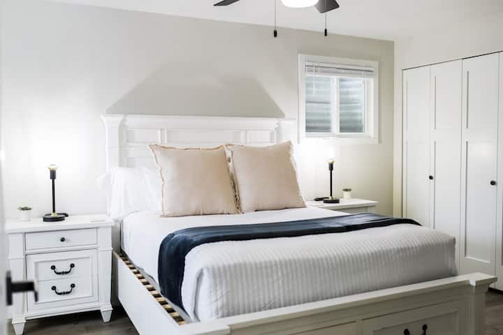 Manželská posteľ Queen s prikrývkami a vankúšmi navyše