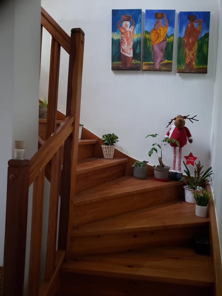 Escalera que sube al primer piso.