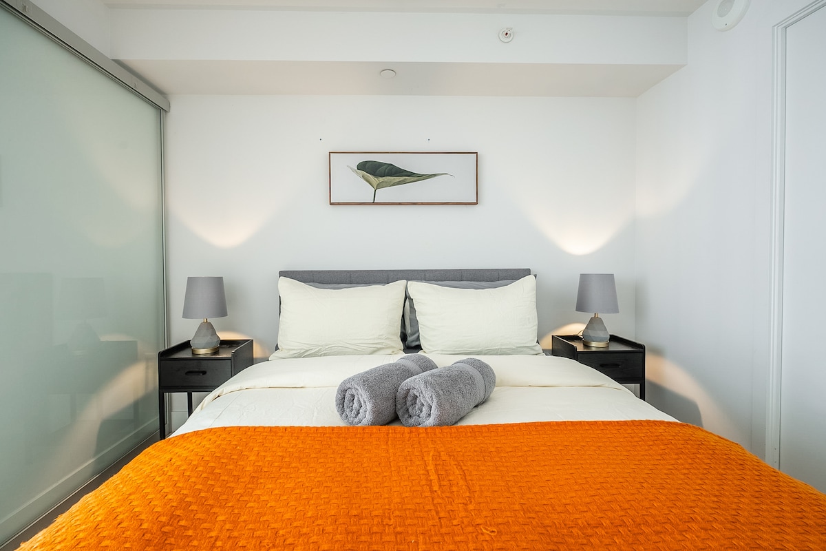 在时尚的标准双人床卧室、舒适的照明和干净的毛巾中放松身心。
