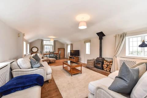 Unspoilt, rural, period farmhouse with games room