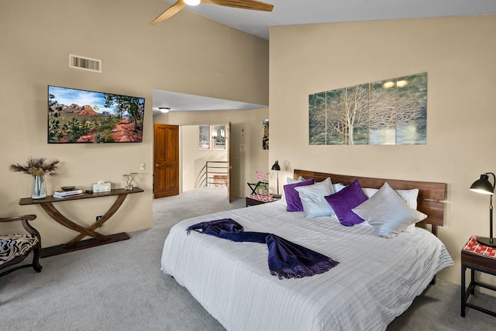 Главна спална соба со брачен кревет - волшебна пустинска оаза - живописни сместувања за одмор во Седона