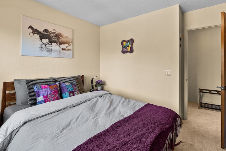 Спална соба со брачен кревет (широк 180-220 см) - Волшебна пустинска оаза - живописни сместувања за одмор во Седона