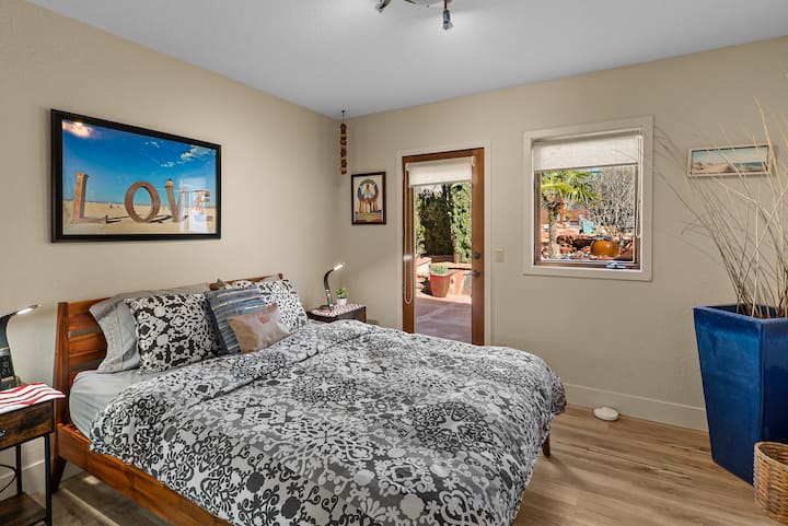 Спална соба со пристап до поплочен двор - Волшебна пустинска оаза - живописни сместувања за одмор во Седона
