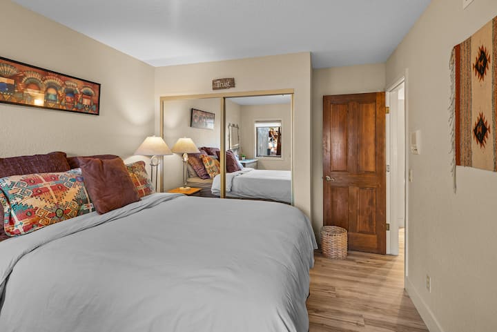 Спална соба со брачен кревет (широк 180-220 см) - Волшебна пустинска оаза - живописни сместувања за одмор во Седона