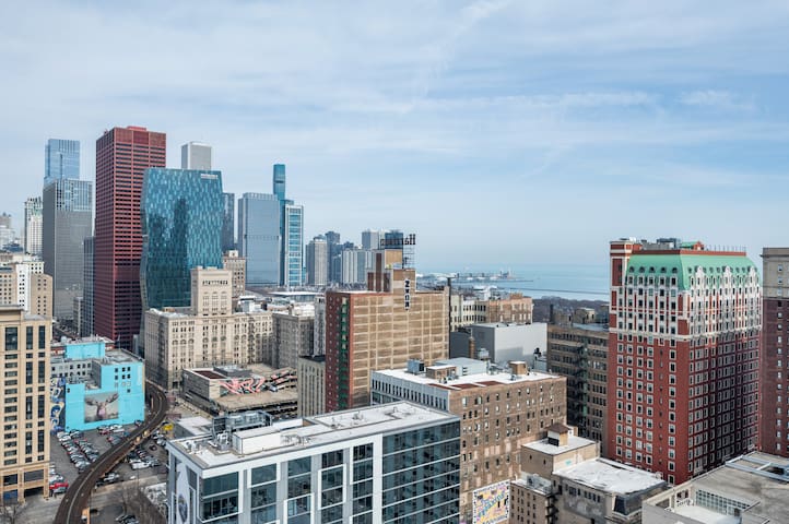 Downtown Penthouse 5bd VIEWS | Parking, Gym+Pool