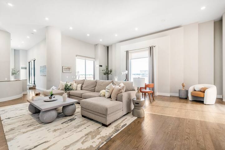 Downtown Penthouse 5bd VIEWS | Parking, Gym+Pool gallery image 3