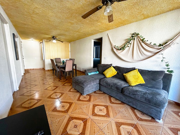 הסלון השני הגדול עם הרבה אור טבעי וספה נוחה להירגע ולצפות בטלוויזיה. 