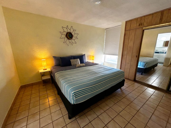 בחדר השינה הראשי הראשון יש מיטת קינג סייז וחדר רחצה ושירותים משלו, ארון גדול ונוף יפהפה לחוף הים.