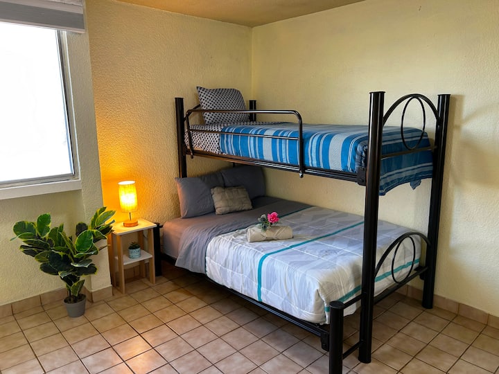 בחדר השינה השני והשלישי יש מיטת קומותיים עם מיטה זוגית ומיטת קווין סייז וארון גדול.