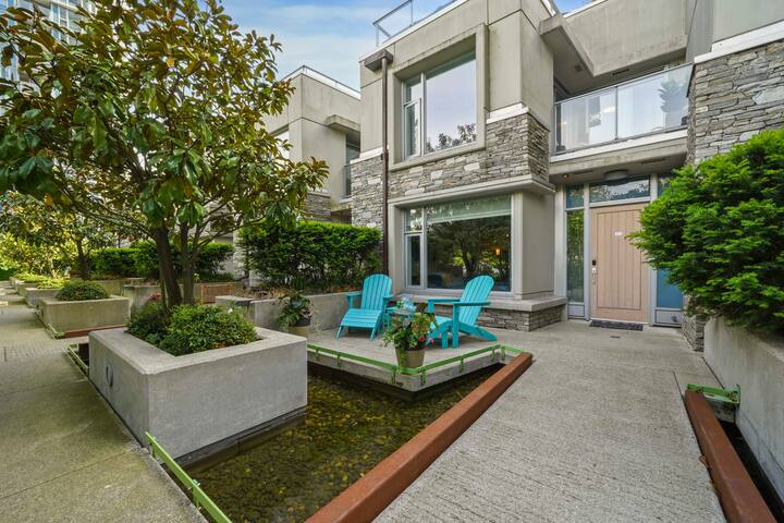 Private Rooftop l Spacious 3 Bed/2.5 Bath Townhome gallery image 2