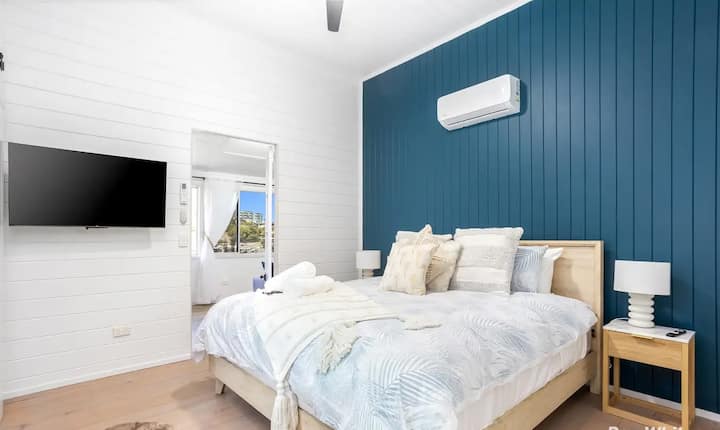 Bedroom 1 - King bed