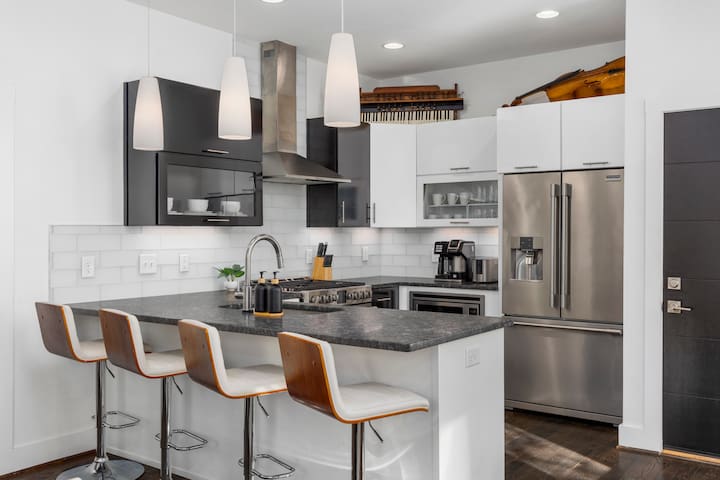 TWO Adjacent Homes in 12 South, Belmont -Sleeps 20 gallery image 2