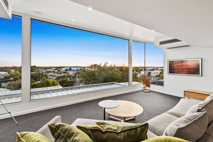 Luxury Poolside Oasis with Views sleeps 11 gallery image 4