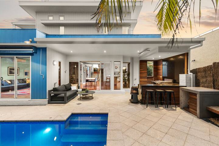 Luxury Poolside Oasis with Views sleeps 11 gallery image 3