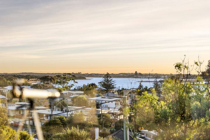 Luxury Poolside Oasis with Views sleeps 11 gallery image 5