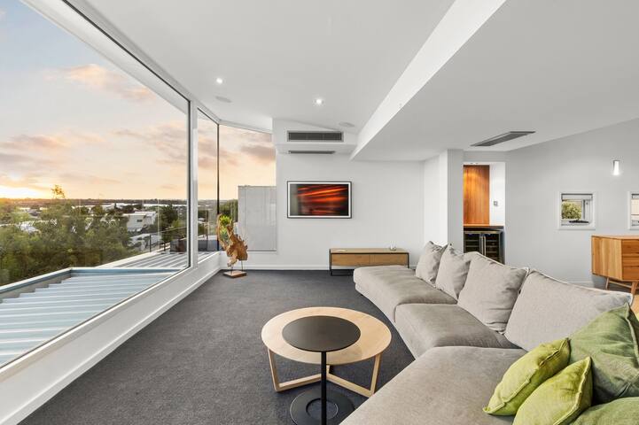 Luxury Poolside Oasis with Views sleeps 11 gallery image 2