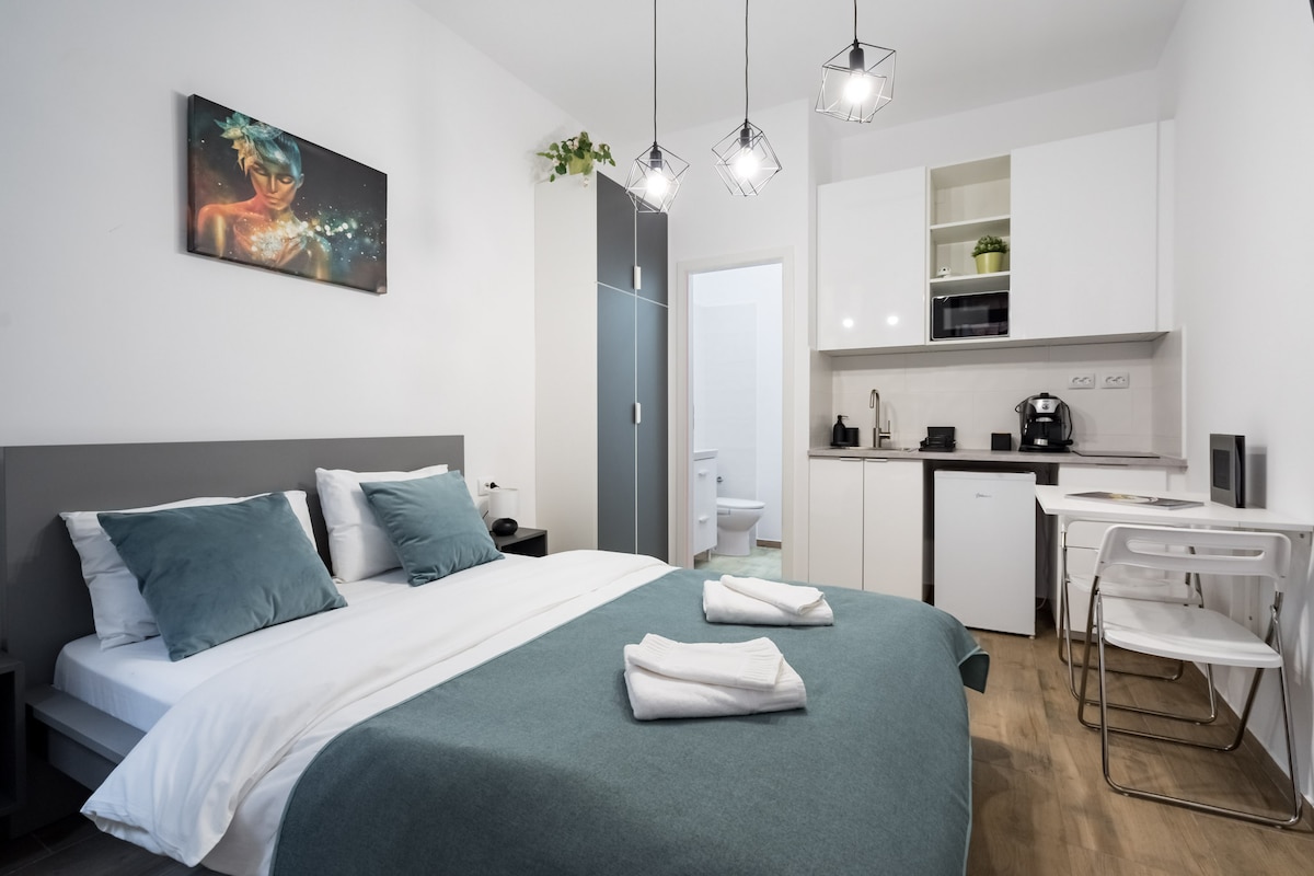 De eenpersoons, ruime kamer dient als een toevluchtsoord waar modern comfort en tijdloze elegantie samenkomen. 