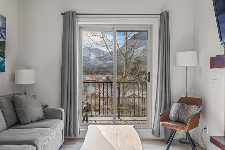Serene 2br Hideaway | Hot Tub + Breathtaking Views - Canmore