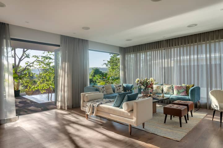 Elegant simplicity: A spacious living area with a view of nature’s beauty.