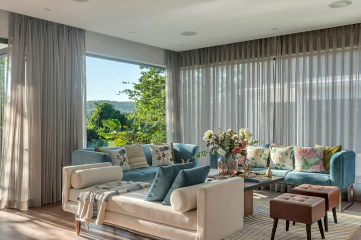 Elegant simplicity: A spacious living area with a view of nature’s beauty.